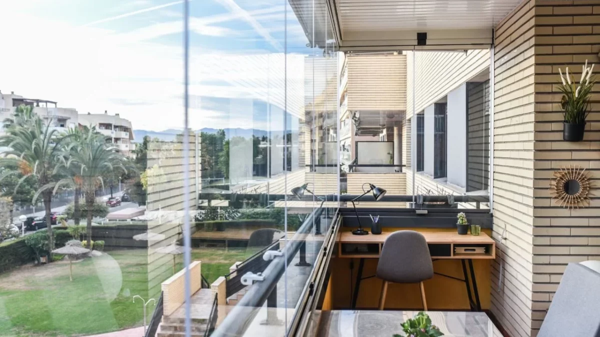 Multiplica el espacio en balcones pequeños con la decoración adecuada