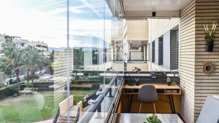 Multiplica el espacio en balcones pequeños con la decoración adecuada